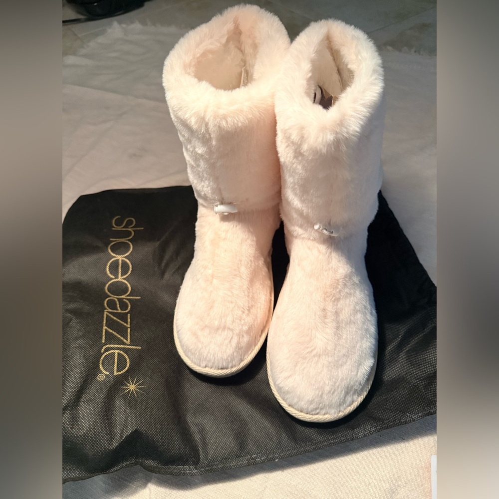 ShoeDazzle Fuzzy Lumi Boots – Size 6 – New With Tags – Cozy Winter Boots